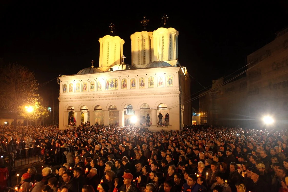 
    Credincioşii au cântat "Hristos a înviat" şi au luat anafură după slujbăFoto: Sever Gheorghe  
