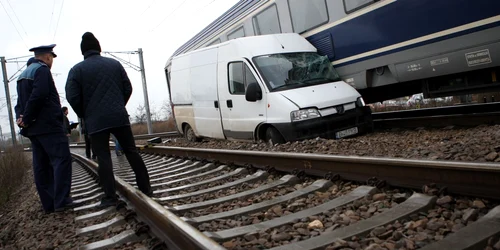 Microbuzul hoţilor a fost izbit din plin de tren