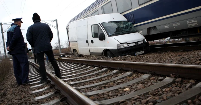 Microbuzul hoţilor a fost izbit din plin de tren