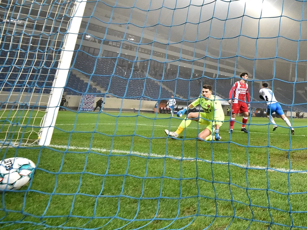 
    Ivan l-a învins pe portarul EșanuFoto: sportpictures.eu  