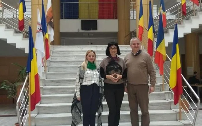 Ozana Barabancea la Biblioteca Judeţeană Vâlcea Foto alături de Corina Bedreagă de la Imagine şi PR şi directorul Remus Grigorescu FB Biblioteca Judeţeană „Antim Ivireanul” Vâlcea