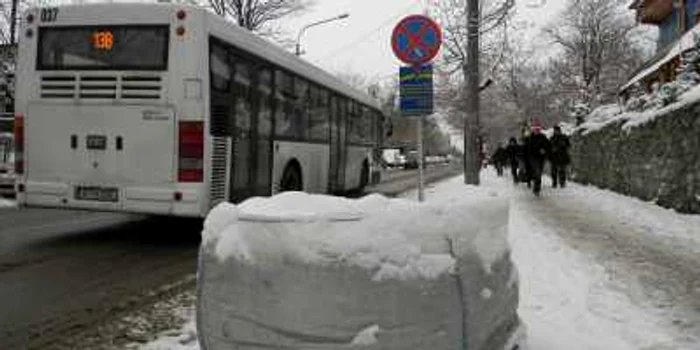Traficul s-a desfășurat cu dificultate din cauza ninsorii