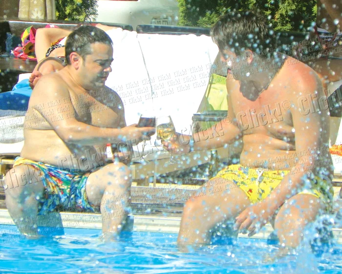 
    Adi Minune şi prietenul său  au făcut mare show,  devorând două sticle de  vin roşu şi alb, după preferinţe (Foto: Ambasad’Or)  
