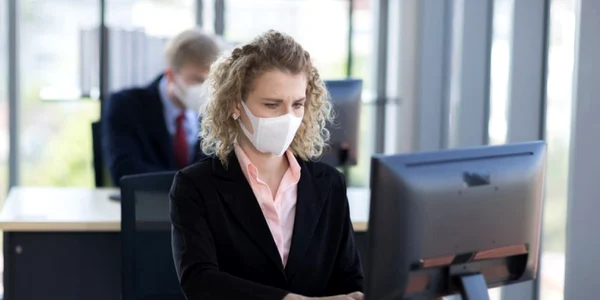 Coronavirus virus covid19 la birou masca FOTO Shutterstock