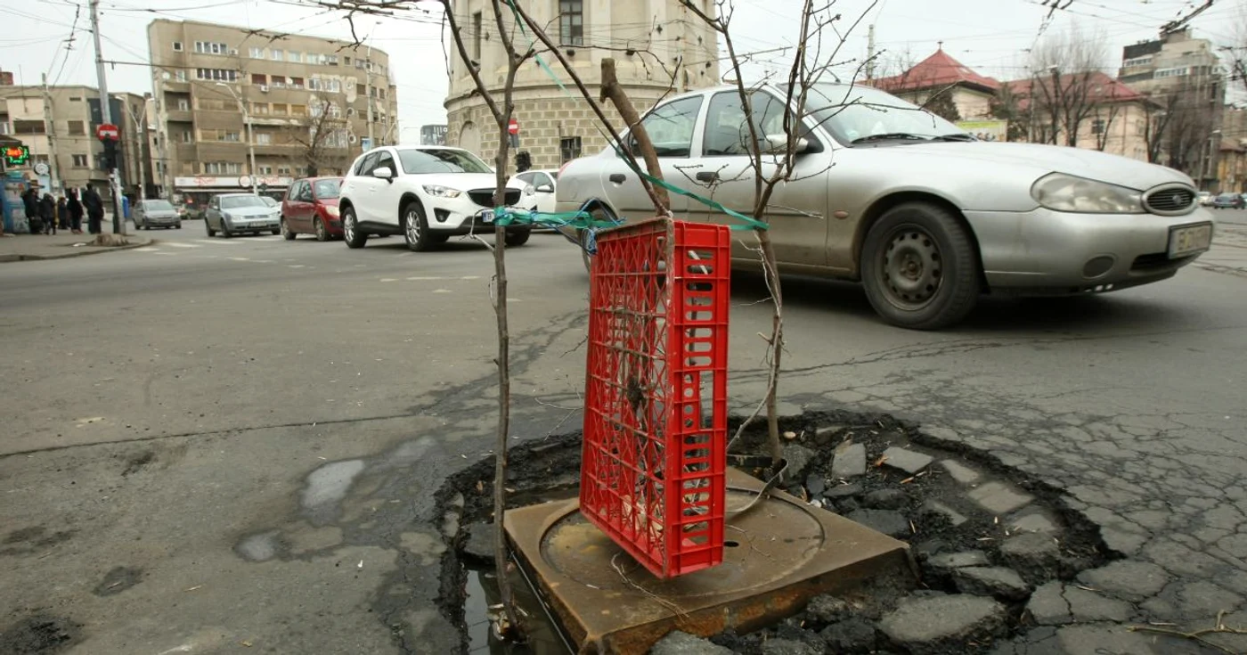 Groapă formată în zona Foişorul de Foc. FOTO Marian Iliescu