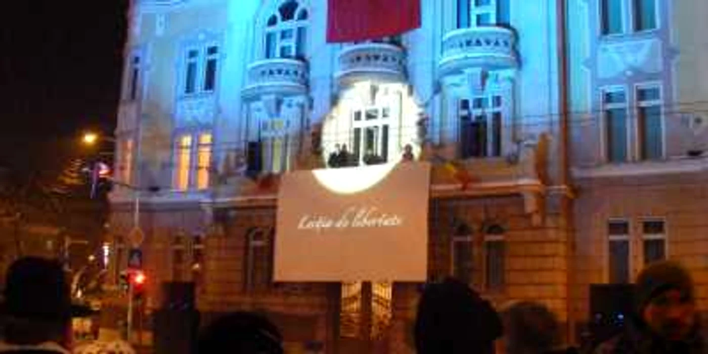 Clujenii au urmărit un film despre revoluţie şi arestarea unui revoluţionar în direct