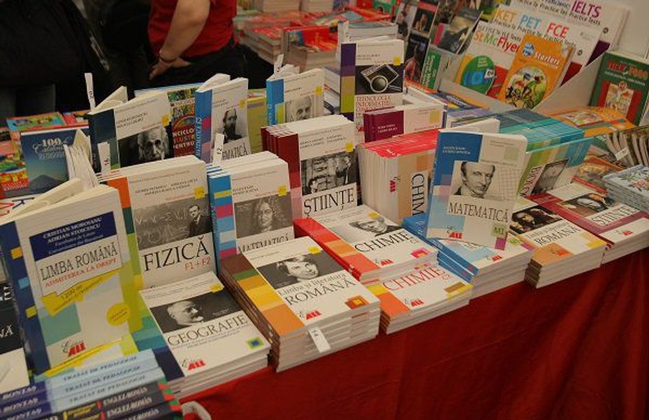 Uniunea Editorilor din România: Licitațiile pentru manuale ”total inadecvate”