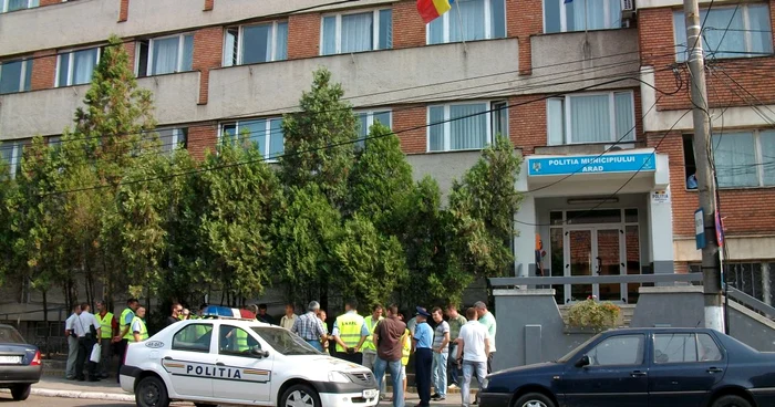 Arad: Poliţiştii arădeni au pichetat sediul instituţiei în care lucrează