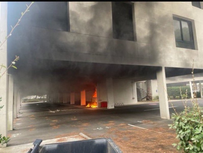 O explozie din fața unei sinagogi din sudul Franței a rănit un polițist. Mai multe mașini au fost incendiate VIDEO