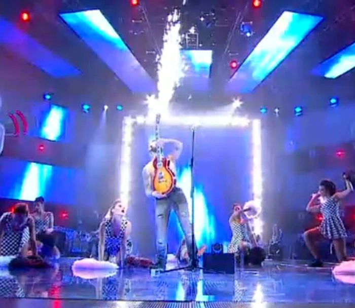 Concurentul a intret pe scenă cu chitara din care au tâşnit artificii