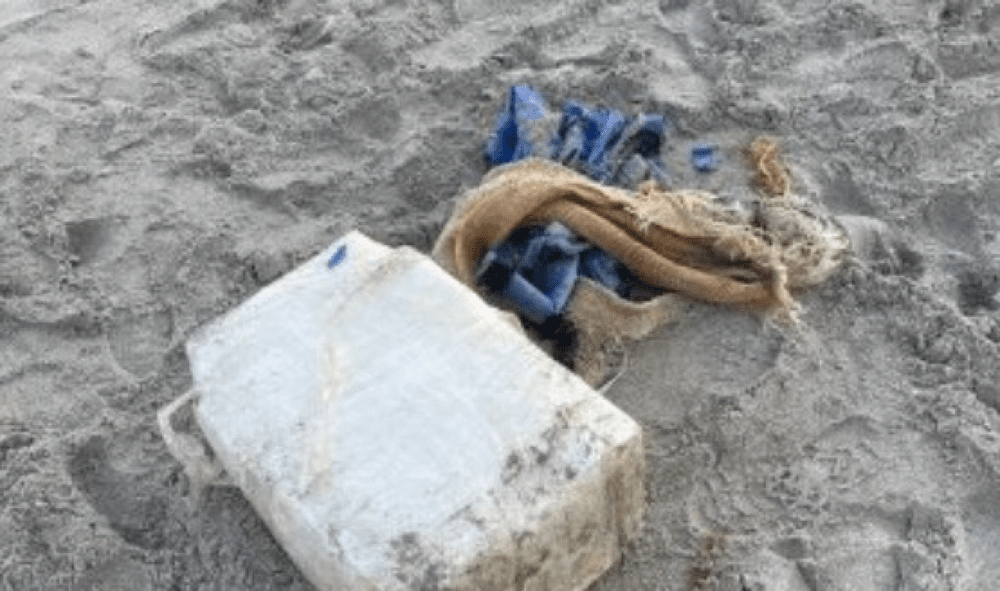 Sute de kilograme de cocaine găsite pe o plajă din nordul Franței