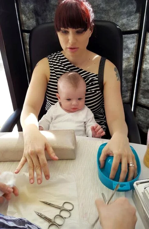 Deşi are copil mic, Roxana îţi face timp pentru a merge la salon