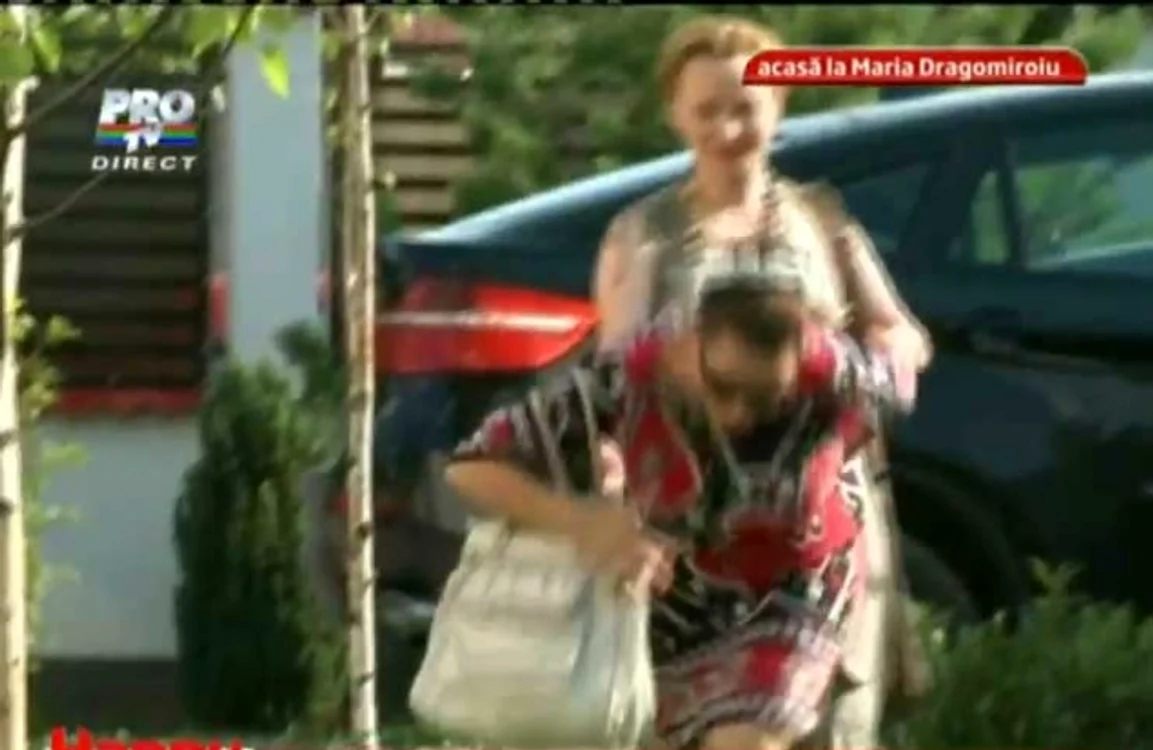 Cu ochii la curtea plină de invitaţi, Maria Dragomiroiu s-a împiedicat şi era să cadă (captură: PRO TV)