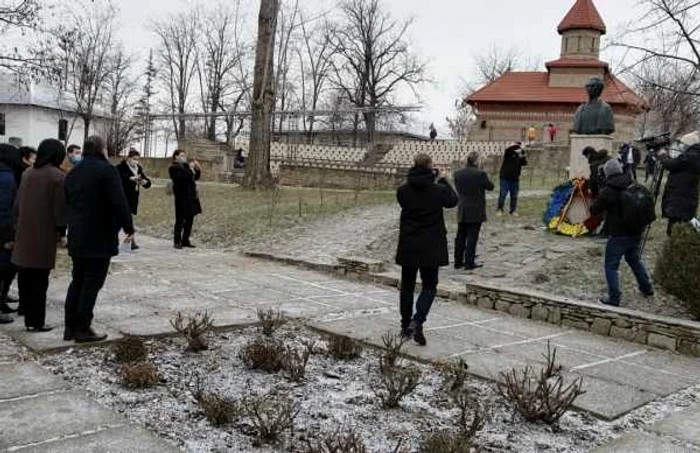 Depuneri de coroane la bustul poetului FOTO Cosmin Zamfirache