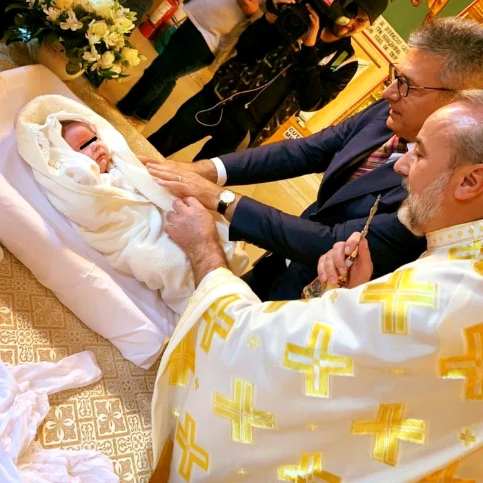Micuța a fost cuminte la ceremonia de creștinare