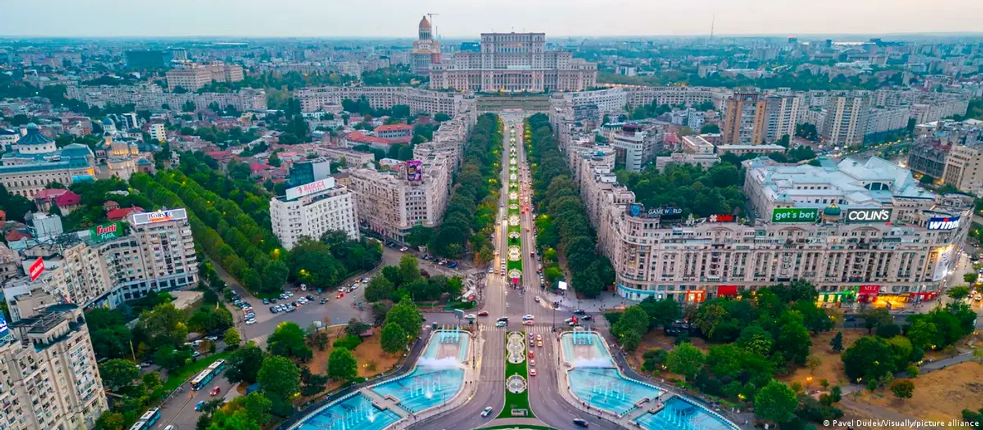 Privit de departe, București încape într-un clișeu: Casa Poporului