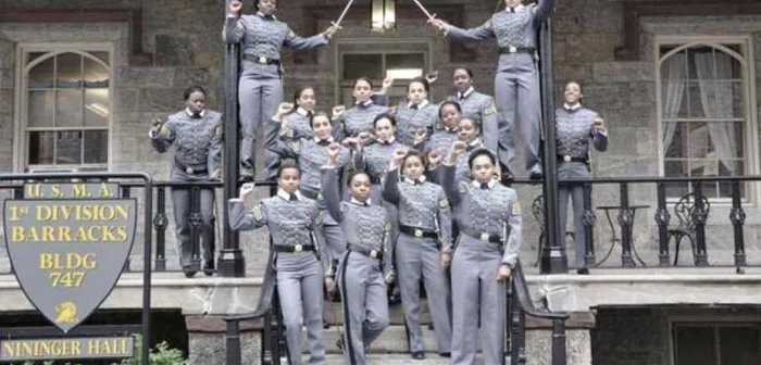 Fotografia în care apar cele 16 tinere cadet a stârnit numeroase controverse Foto: Twitter@NuBlackVision