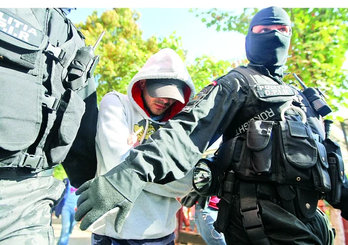 Suspecţii au fost ridicaţi de mascaţi