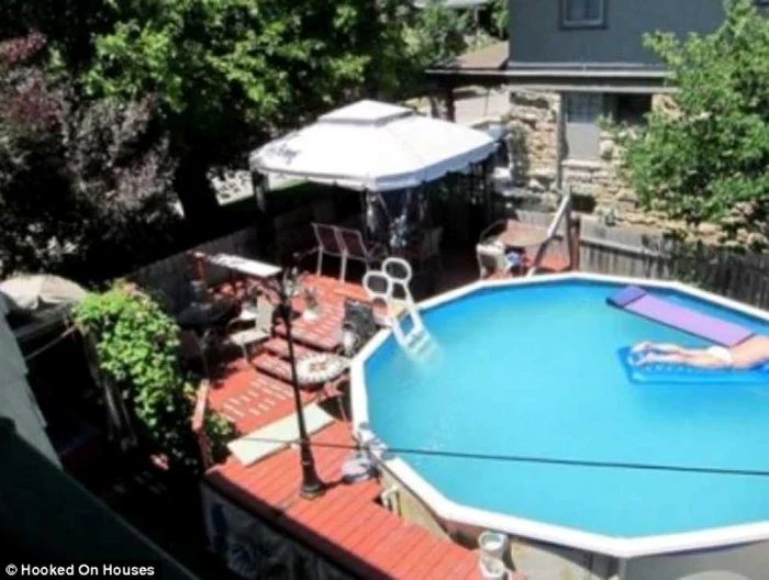 Dacă prezentăm piscina casei ar fi indicat să nu fie cineva în ea
