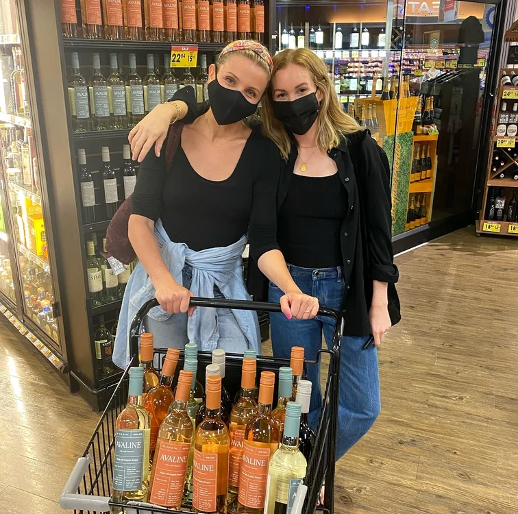 
    Cameron Diaz, 48 de ani, a cumpărat 16 sticle de vin de la o cramă de fițefoto: Instagram  