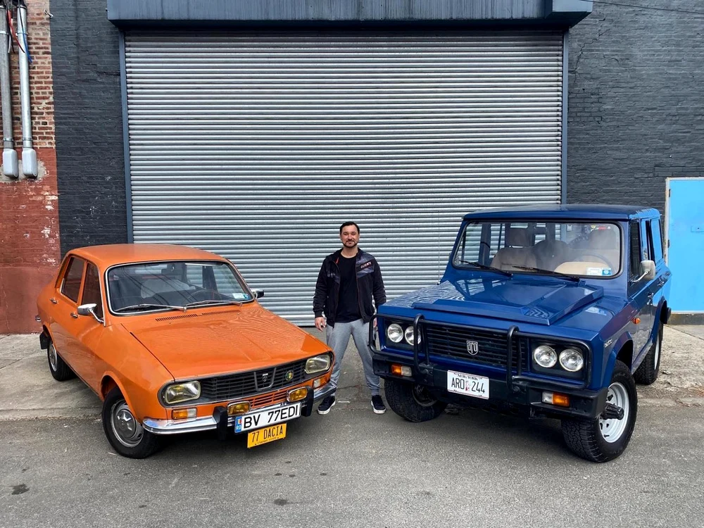 Eduard Palaghiţă alături de Dacia 1300 şi de prototipul de ARO pe care le deţine FOTO: arhiva personală Eduard Palaghiţă