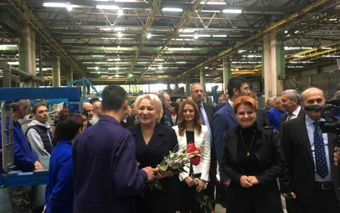 Dăncilă a primit flori de la angajaţii de la Avioane