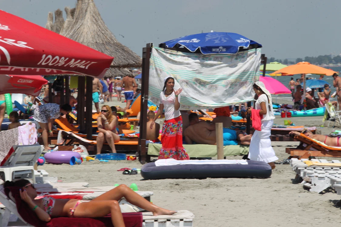 Țiganii de la Mamaia, îmbrăcați pe plajă