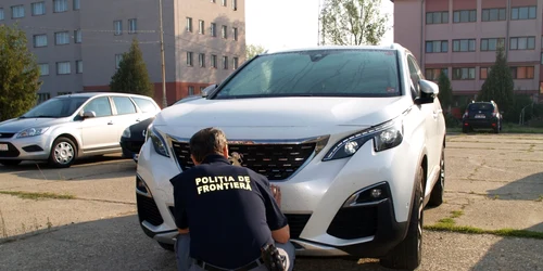 masina confiscata in vama portile de fier I FOTO STPF Mehedinti