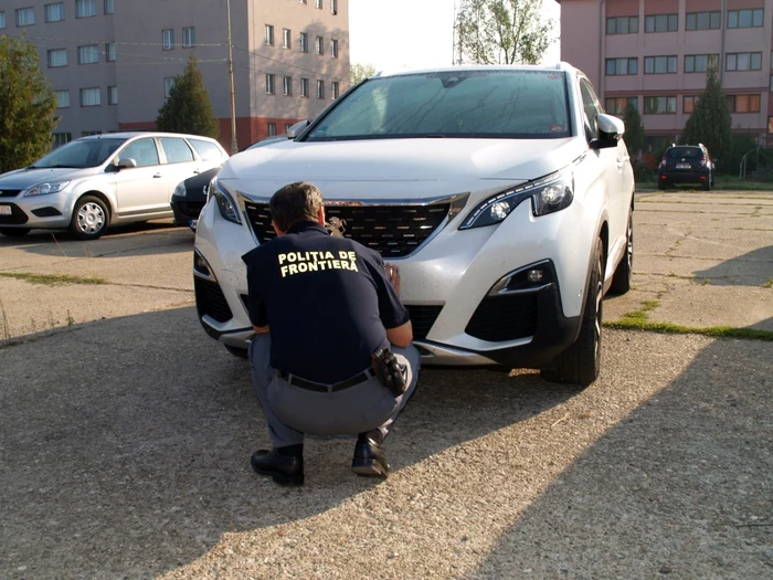 Autoturismul confiscat în Vama Porţile de Fier I FOTO STPF Mehedinţi