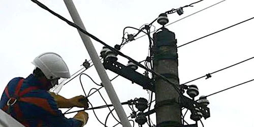 Vijelia a lăsat în beznă 4 localităţi din Suceava