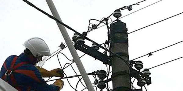 Vijelia a lăsat în beznă 4 localităţi din Suceava