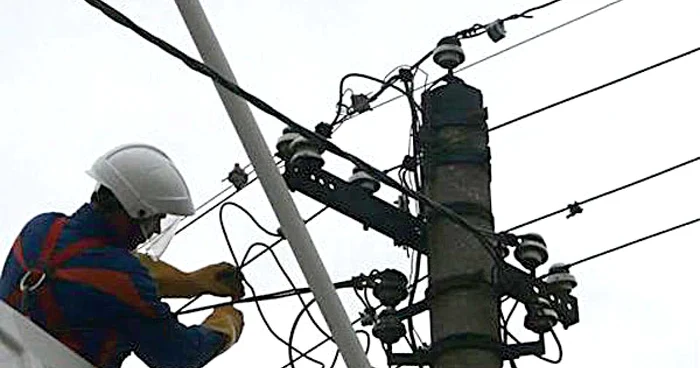 Vijelia a lăsat în beznă 4 localităţi din Suceava