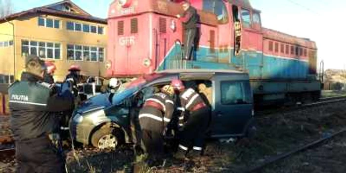 Un microbuz în care se aflau şapte persoane, lovit de tren în Ploieşti  FOTO Diana Frincu