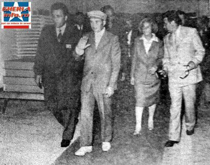 Nicolae şi Elena Ceauşescu, în vizită la Combinatul de Prelucrare a
Lemnului Gherla, prim vice-prim ministrul Gheorghe Oprea; secondaţi de
inginerul Rusu FOTO: gherlainfo.ro