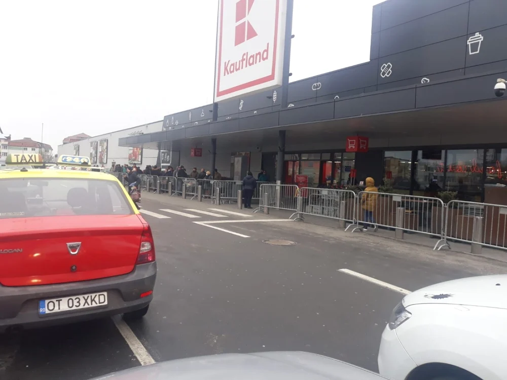 La cel mai mare supermarket din Slatina cozile s-au mutat în afara magazinului FOTO: Alina MItran