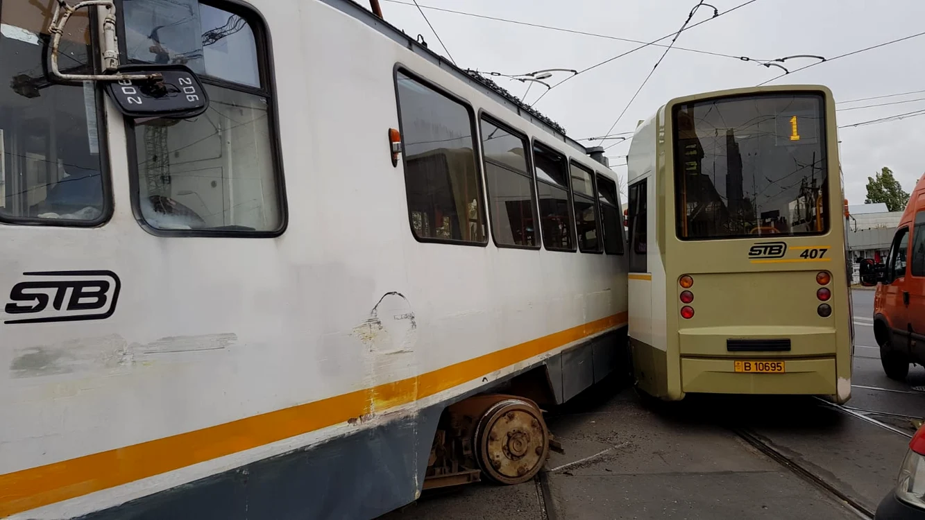 
    Tramvaiele au deraiat și s-au tamponat după ce vatmanul nu a tras macazulFotografii: ISU București-Ilfov  