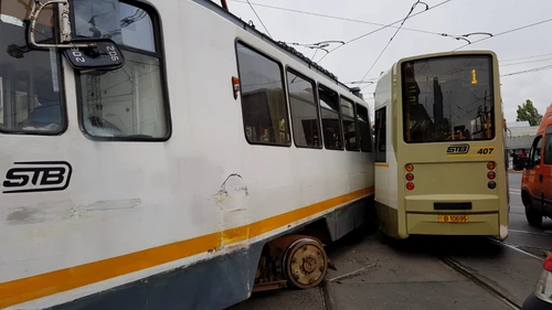 Tramvaiele au deraiat și s-au tamponat după ce vatmanul nu a tras macazulFotografii: ISU București-Ilfov