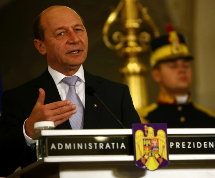 Preşedintele Traian Băsescu a anunţat joi seara reducerea salariilor, pensiilor şi subvenţiilor