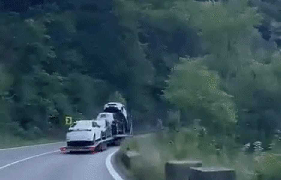 Romanian truck driver avoids collision after losing wheel on Olt Valley road