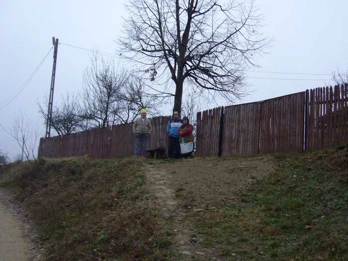 Fetiţa nu are cu cine să se joace în sat
