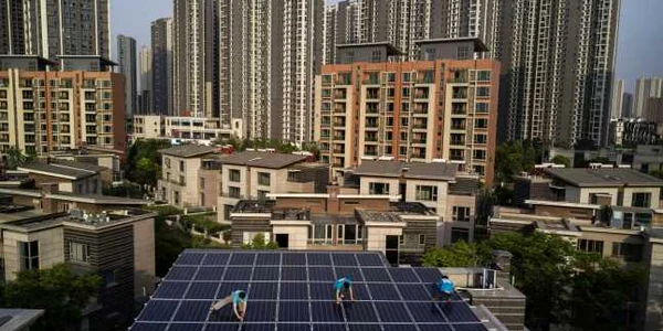 Muncitorii chinezi ai companiei  Wuhan Guangsheng Photovoltaic instalează panouri solare pe o clădire din Wuhan. FOTO Guliver/Gettyimages