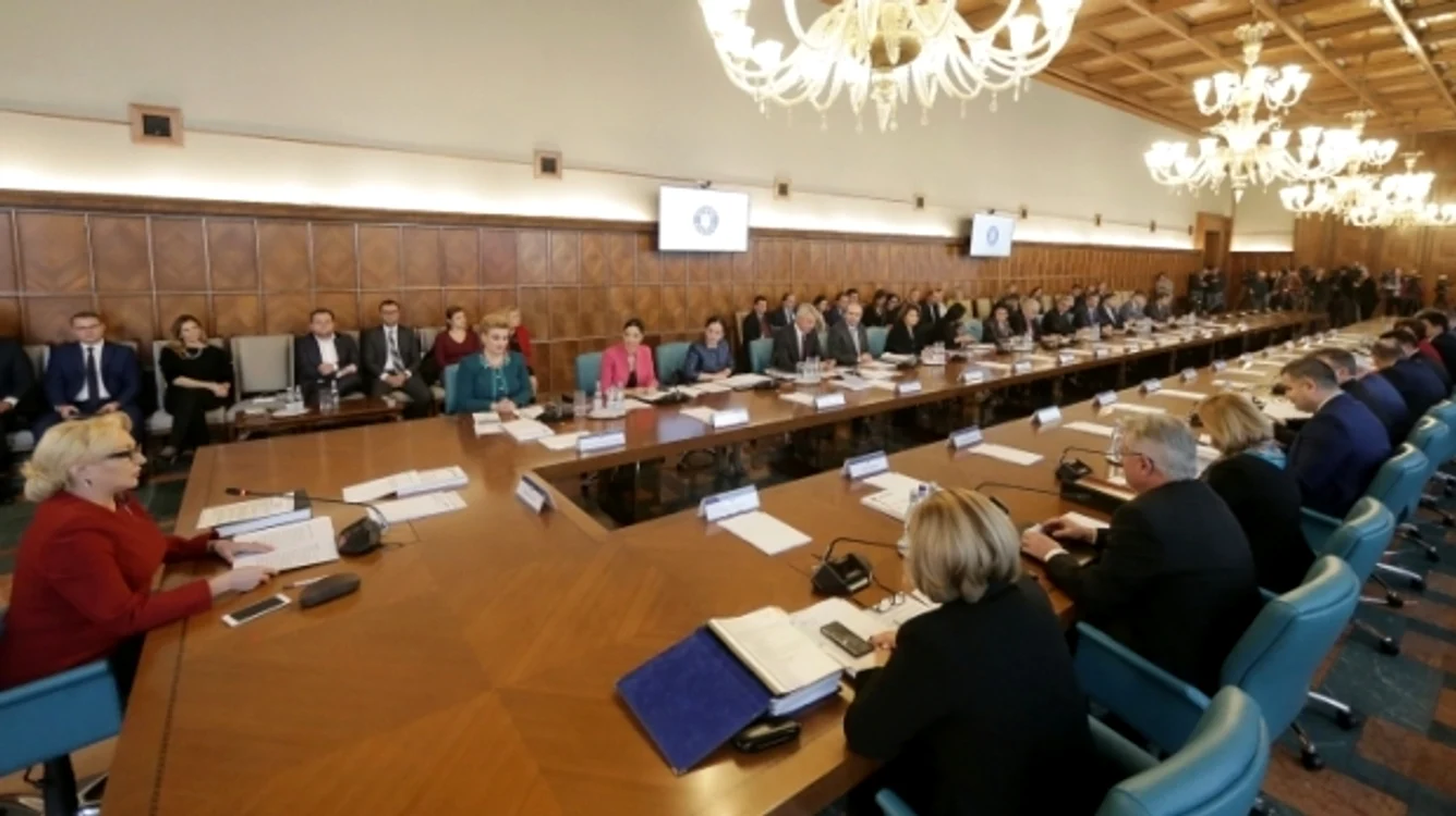 
    Premierul Viorica Dăncilă a anunțat noile salarii minime, diferențiate în funcție de studii și vechime  
