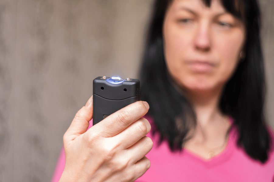 O femeie a amenințat  o vânzătoare cu un aparat cu electroșocuri, pentru a fura telefoane