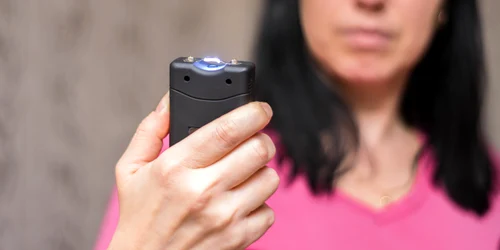 Taser - aparat cu electrosocuri FOTO Shutterstock