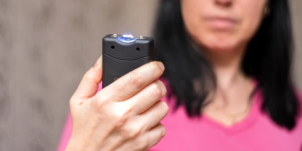 Taser - aparat cu electrosocuri FOTO Shutterstock 