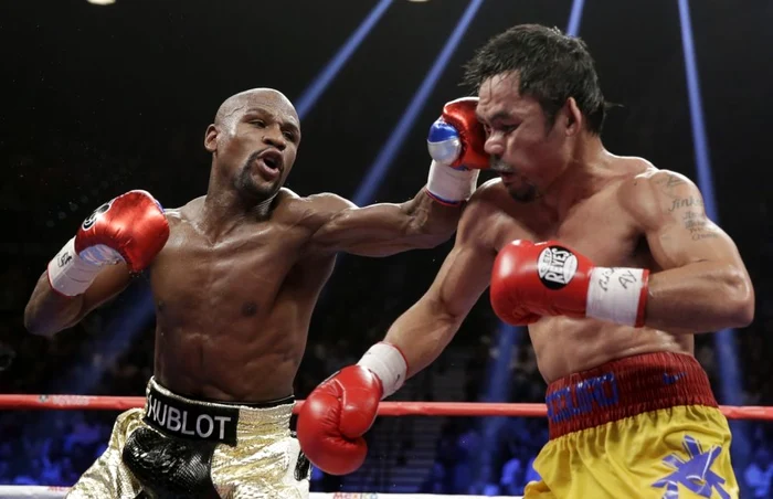 Mayweather (stânga) l-a învins pe Pacquiao în cel mai scump meci din istoria boxului