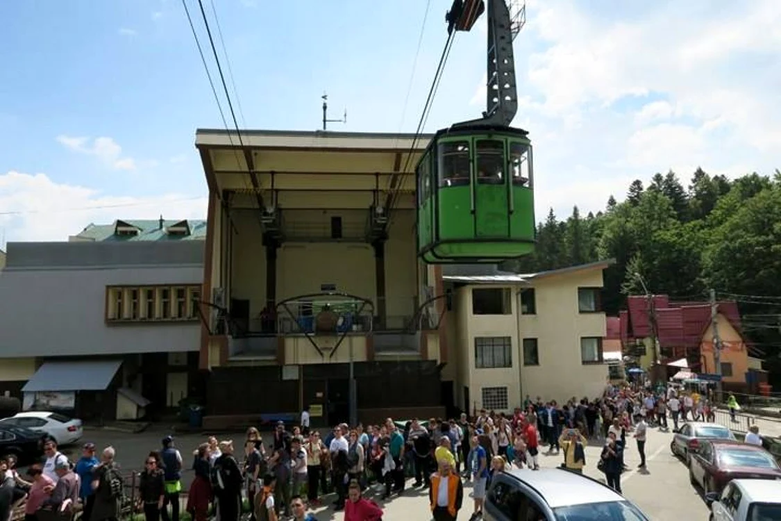 Cel puţin două ore se aşteaptă la coada pentru a urca cu telecabina la Babele  FOTO Diana Frîncuu
