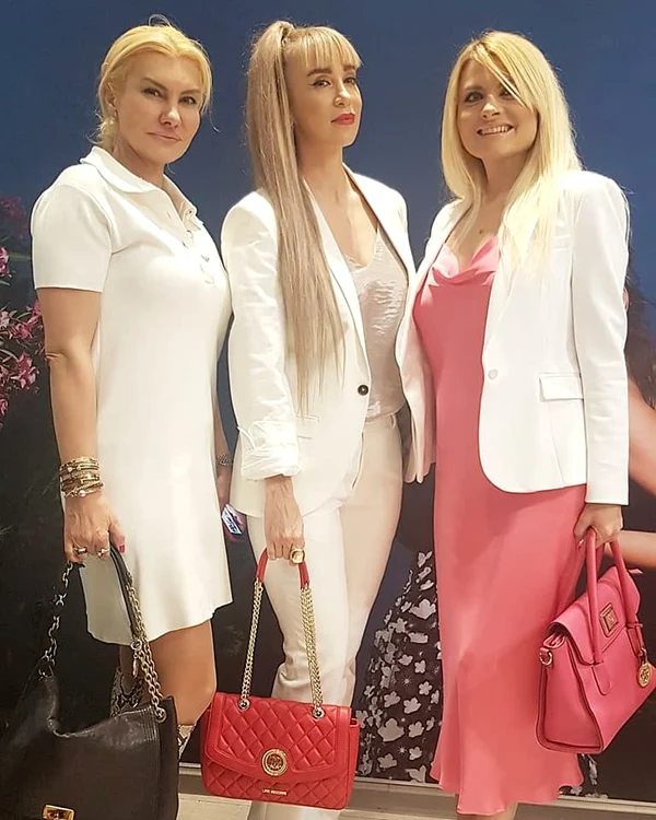 Ianna (dreapta) şi-a afişat burtica de graviduţă la un eveniment monden. A încercat să o mascheze cu o rochiţă largă
