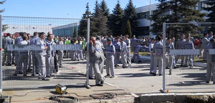 Muncitorii de la Uzina Dacia continuă protestele    FOTO Laurenţiu Ionescu