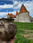 Cercetări arheologice în apropierea Castelului Corvinilor (© Muzeul Castelul Corvinilor)